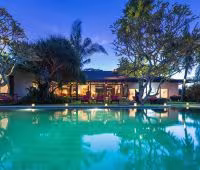 Villa Paloma, Villa en la noche